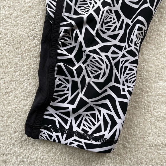 Lululemon real quick crop full on luxtreme posey 6 black white - Picture 9 of 15